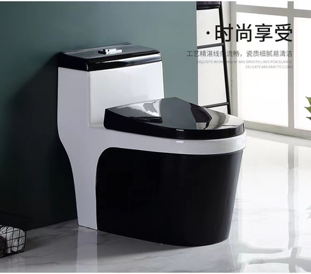 Sifón que limpia el estilo clásico negro blanco del retrete con un chorro de agua sanitario de las mercancías