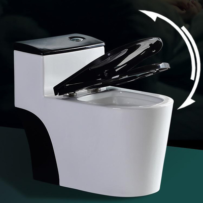 Sifón que limpia el estilo clásico negro blanco del retrete con un chorro de agua sanitario de las mercancías