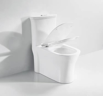 Habitaciones del cuarto de baño de la gravedad de una pieza del retrete de Siphonic de la trampa de S que limpian con un chorro de agua