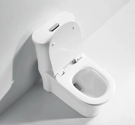 Habitaciones del cuarto de baño de la gravedad de una pieza del retrete de Siphonic de la trampa de S que limpian con un chorro de agua
