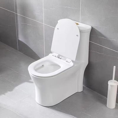 Habitaciones del cuarto de baño de la gravedad de una pieza del retrete de Siphonic de la trampa de S que limpian con un chorro de agua