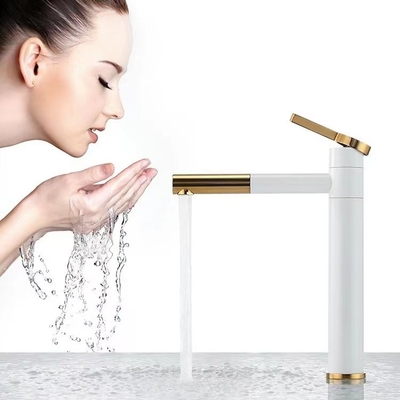 La sola manija cepilló el grifo sanitario de cobre amarillo de las mercancías para el lavabo del cuarto de baño