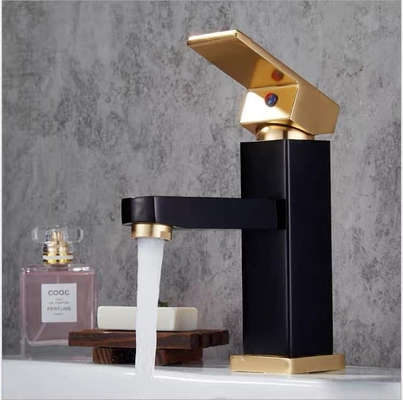Grifo sanitario de las mercancías de la cascada del mezclador del cuarto de baño SUS304 con la manija del oro